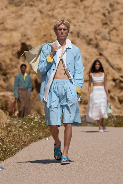 Look 16